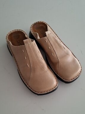 NWOT Naot Neutral/Tan Leather Comfort Clogs with Welt Stitching Detail (EU 40)